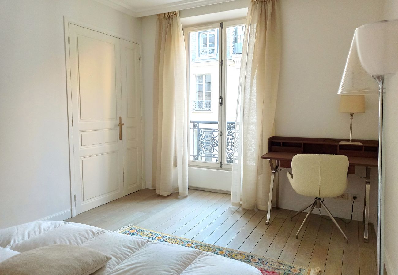 Apartment in Paris - Rue de l'Université - Paris 7 - 407036